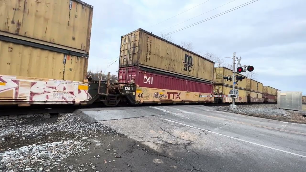 CSX 3140, CSX 4533 pull through Fleming Drive in Bluff City, TN 