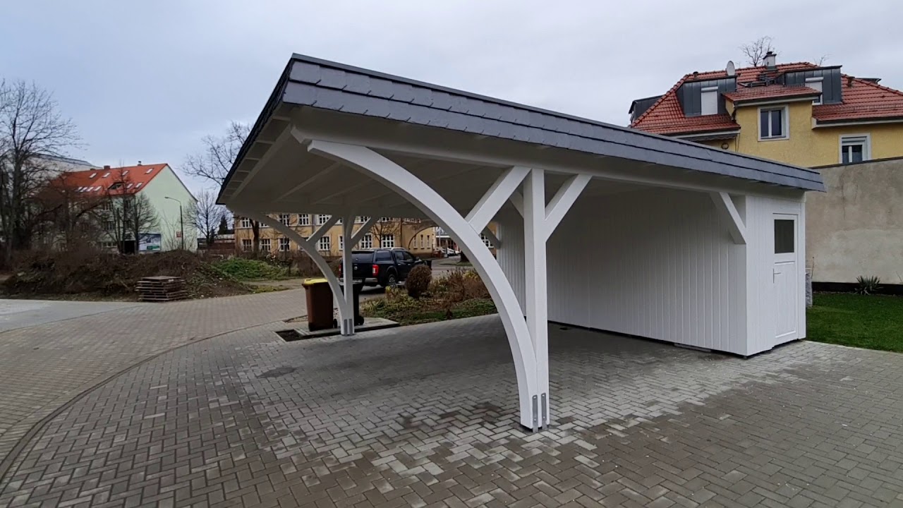 Flachdachcarport mit Ger&auml;teraum in weiss und zwei Leimholzb&ouml;gen