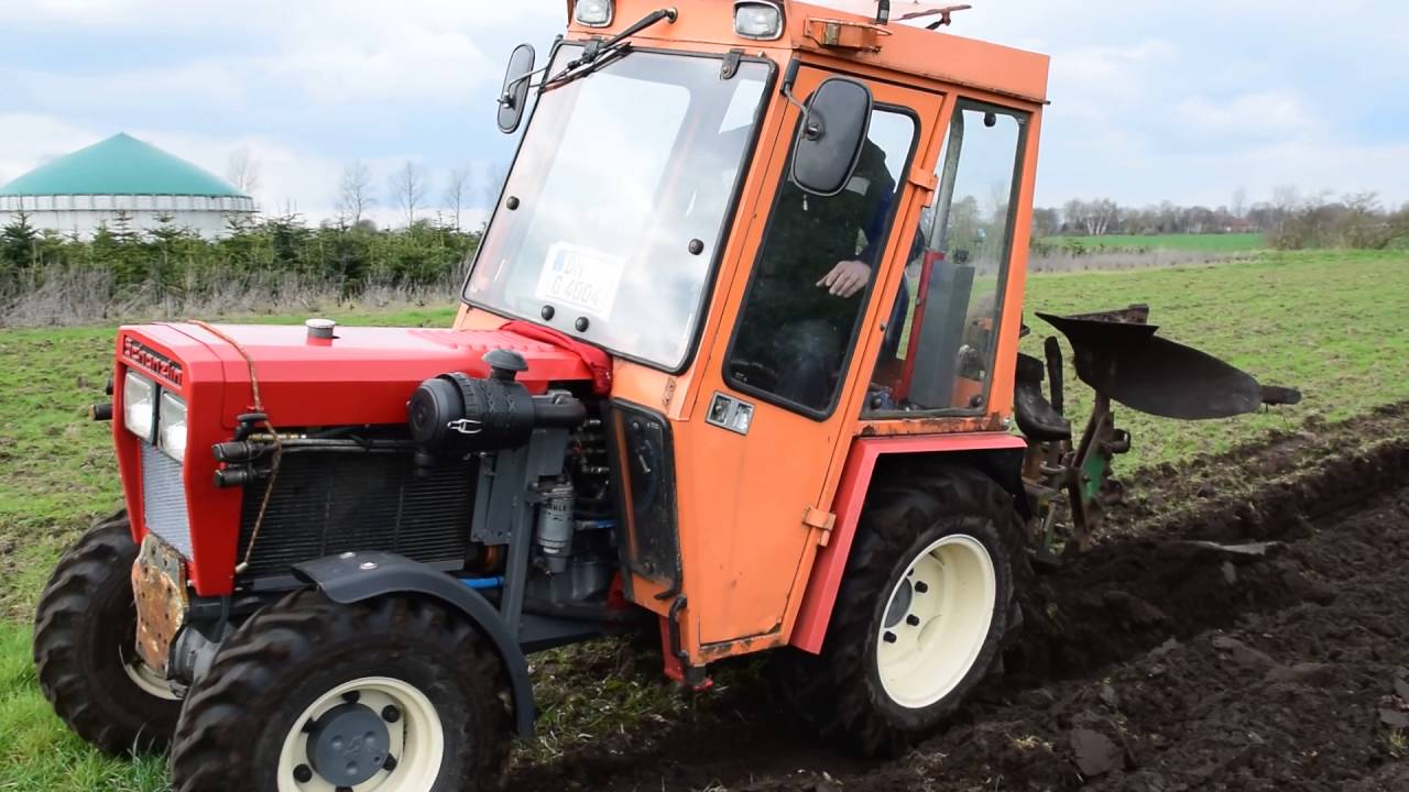 Schanzlin Schmalspurtraktor beim Pflügen