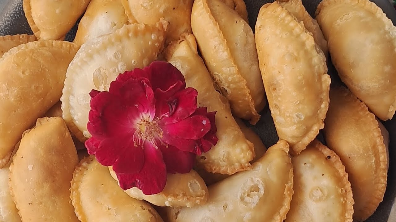 खोया की गुजिया बनाने की विधि #youtubeindia #khanakhajana #maakehathkakhana #rajasthani #gujiya