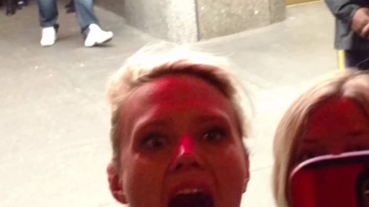 Meeting KATE MCKINNON after SNL 11/05/16 (heard easier on cellphone/some transcript in description)