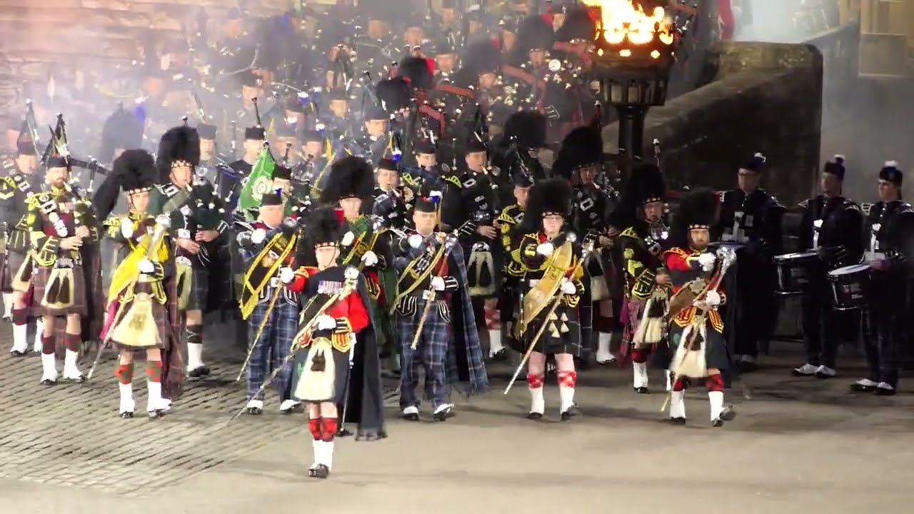 Royal Edinburgh Military Tattoo 2022 Pipes&Drums Crossed Swords PD