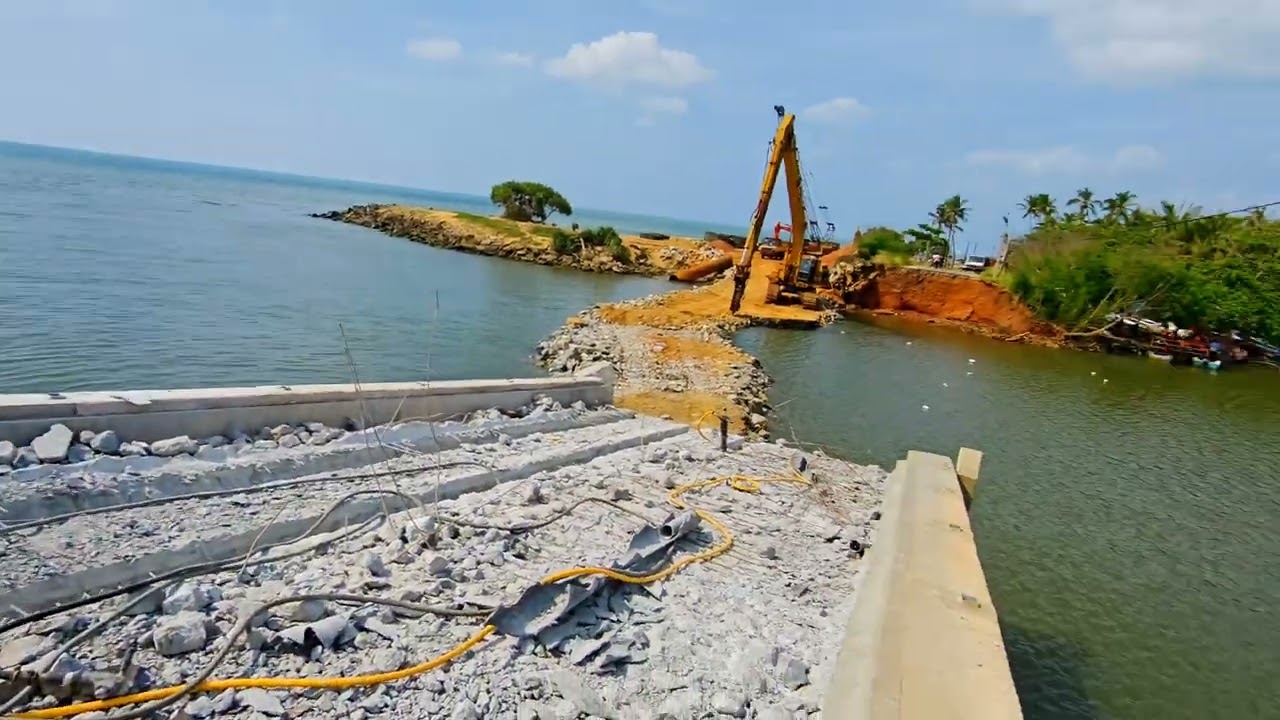 Zawalony most po cyklonie Ditwah Przeprawa tratwą. Sri Lanka 2025 Thoduwawa Bridge