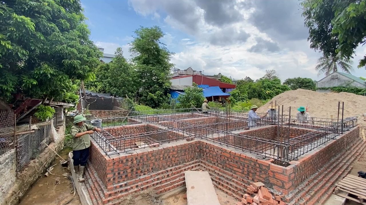 new construction technology of building foundation beams with bamboo poles on sand