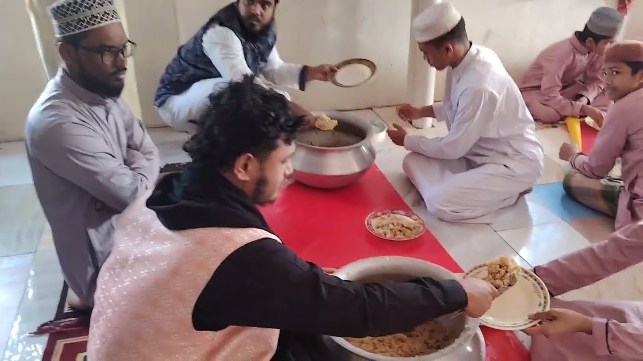 শামীম রেজার মাদ্রাসার ছাত্রদের দুপুরের খাবার। 