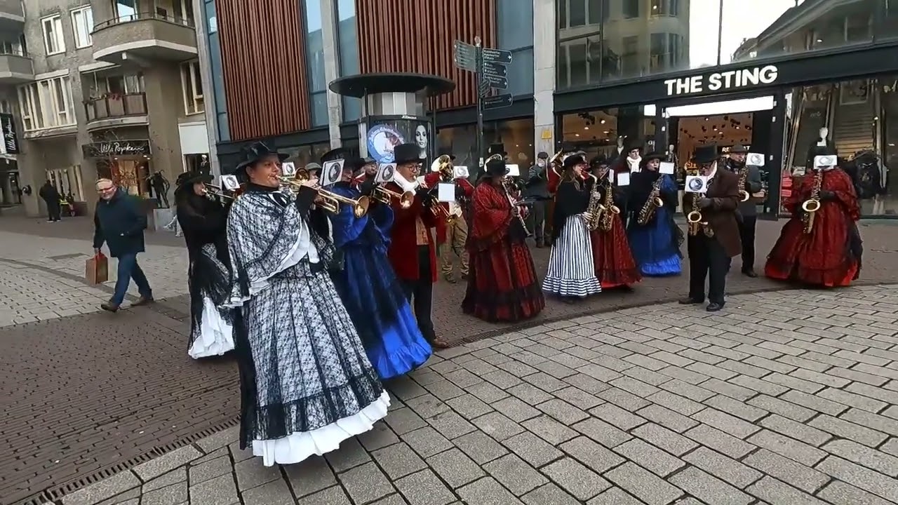 De Kerstoptredens van de Dickens Christmas Band in het centrum van Arnhem op 8 en 15 december 2024