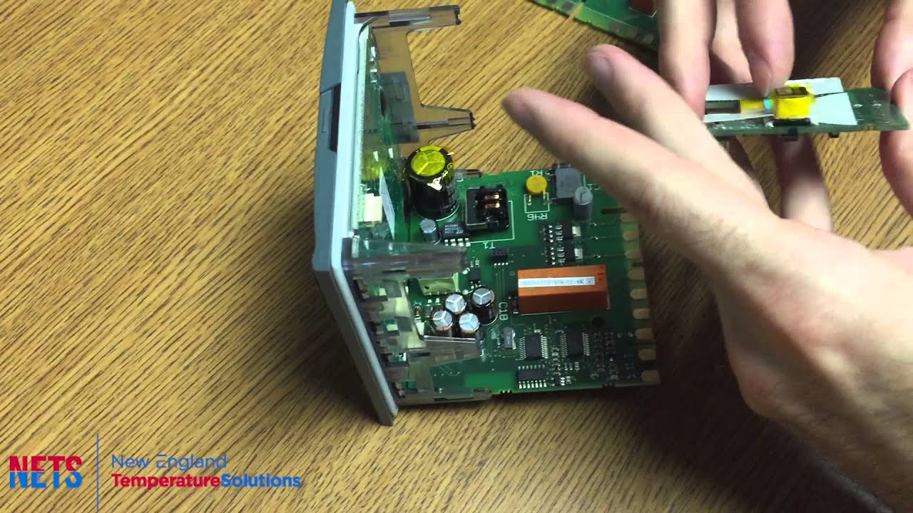 Installing Communications Modules on Eurotherm 2204e or 2208e Temperature Controllers