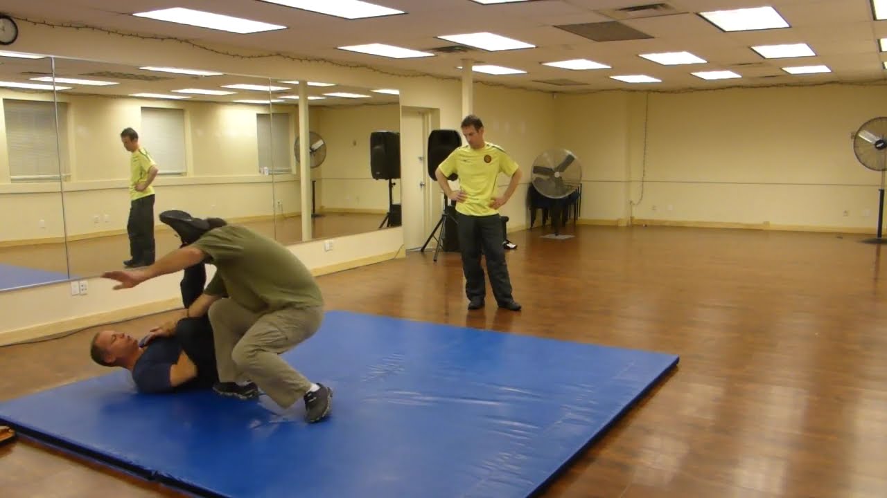 ATTACKER APPROCHING FROM THE SIDE - KRAV MAGA GROUND TACTICS