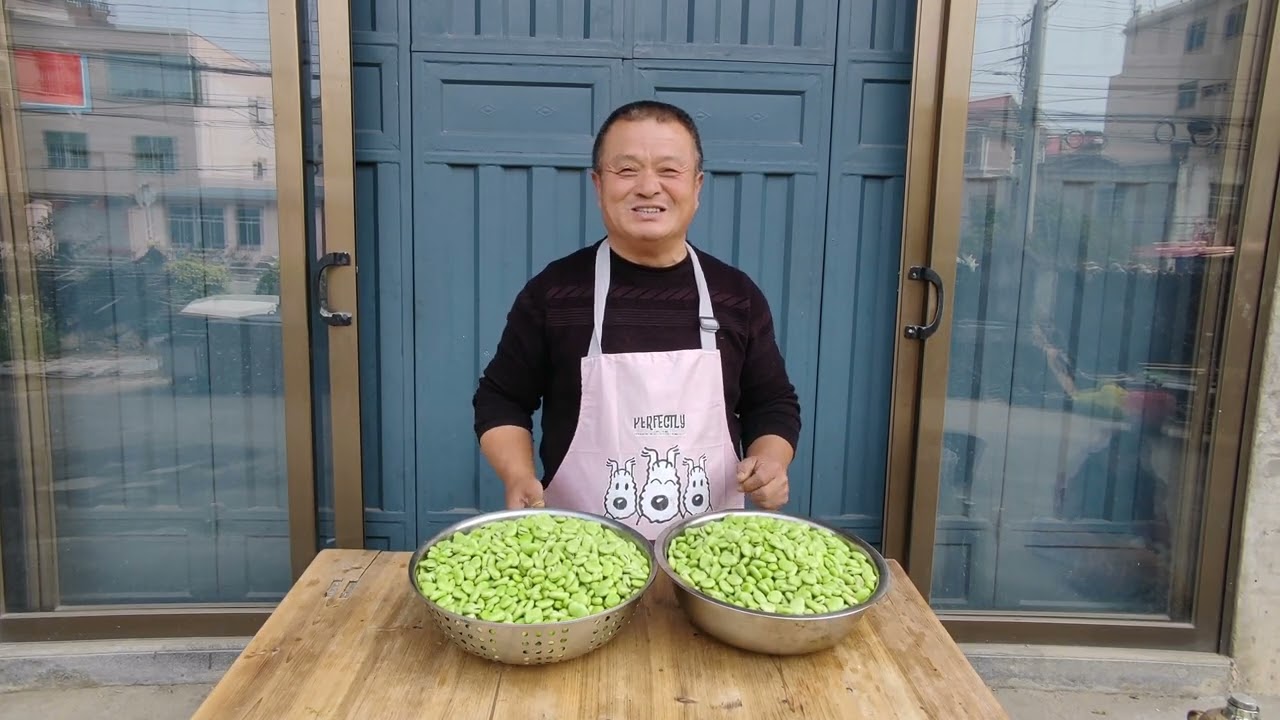 阿胖山家的蠶豆熟了，摘100斤做蠶豆炝，老媽就愛這壹口
