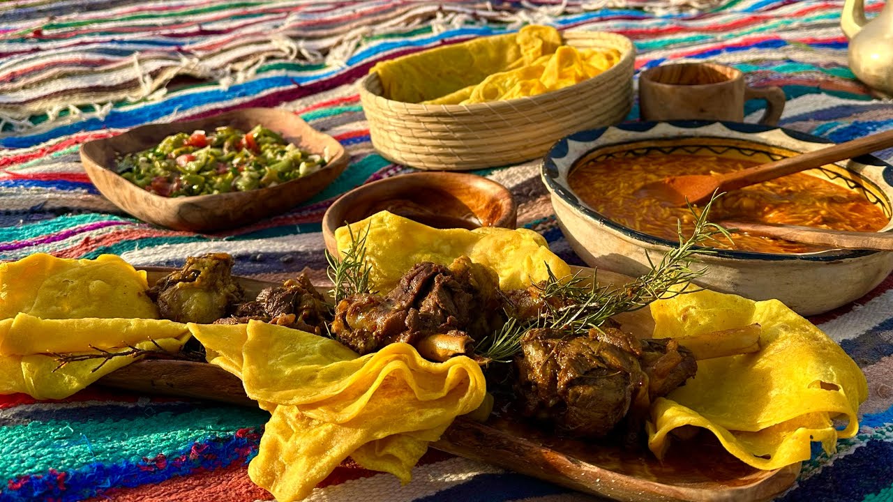 لحم الخروف في الاكليل مع خبز الفتاتMeat cooked in the wreath with the special bread outside the home
