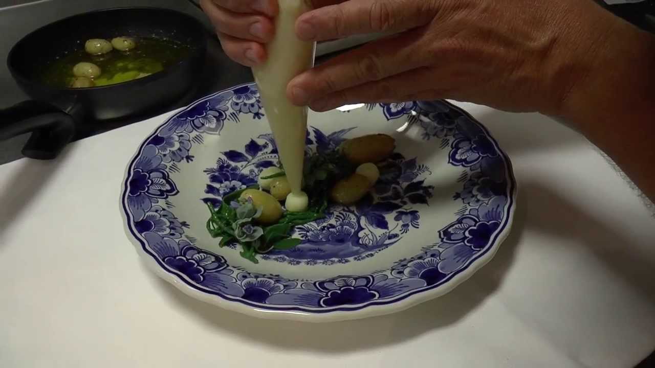 Edwin Vinke prepares a starter the 2 Michelin De Kromme Watergang