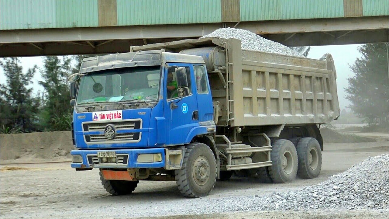 Xe Ô Tô Tải Ben Chở Và Đổ Đá Dăm | Dump Truck | TienTube TV