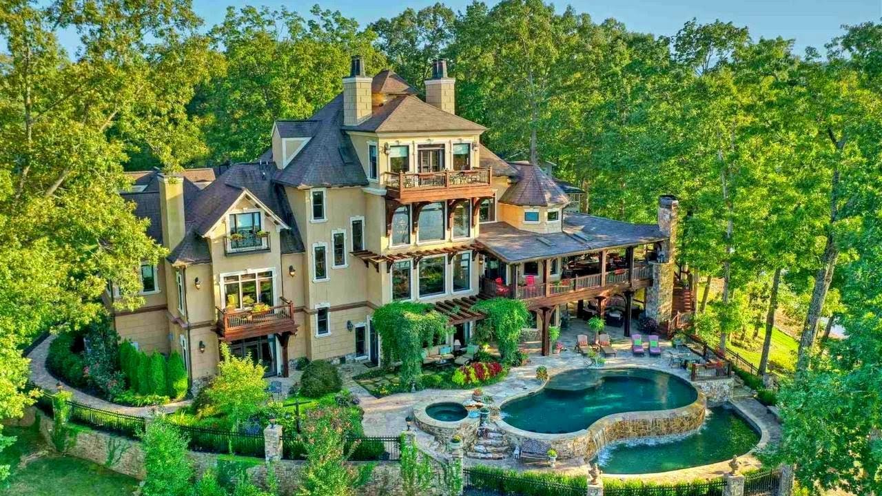 Stunning Lakefront Home in Georgia