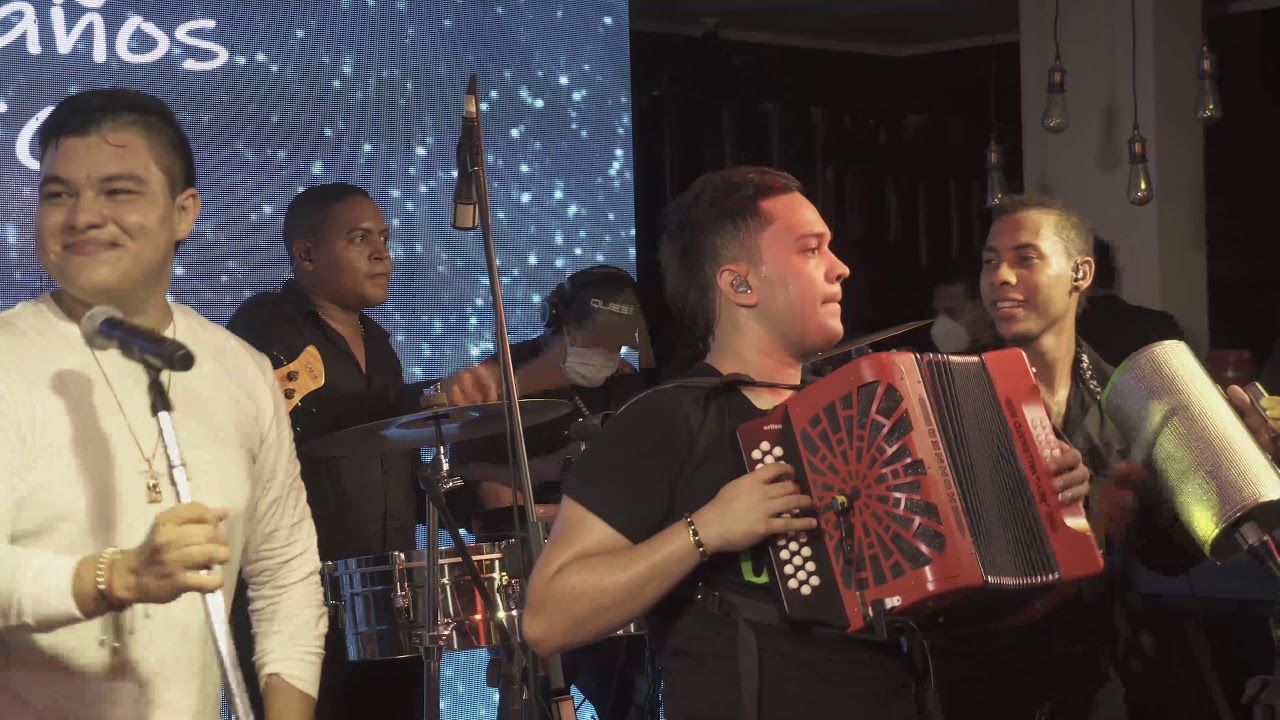 Me busco otra - primera presentación de Oscar Gamarra y Camilo Carvajal