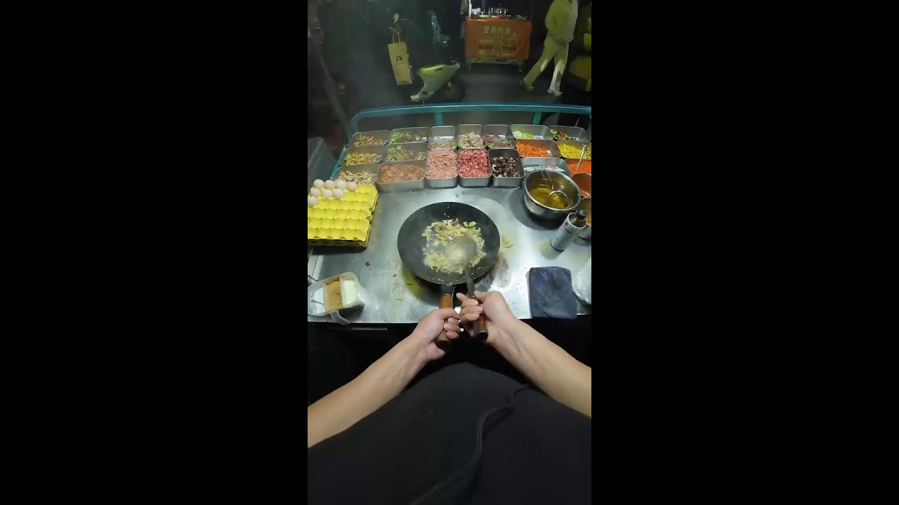 Enjoying delicious food - 纵览美食直播