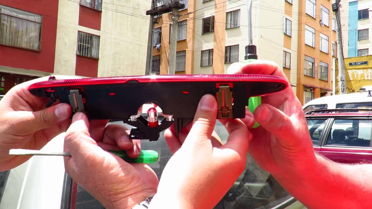 como quitar el tercer stop del renault twingo para poner luz led