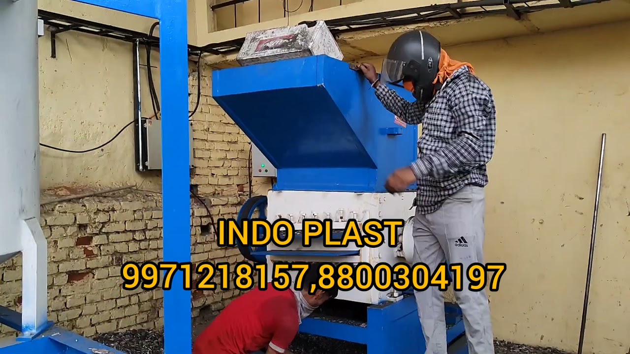 Plastic battery cutting machine