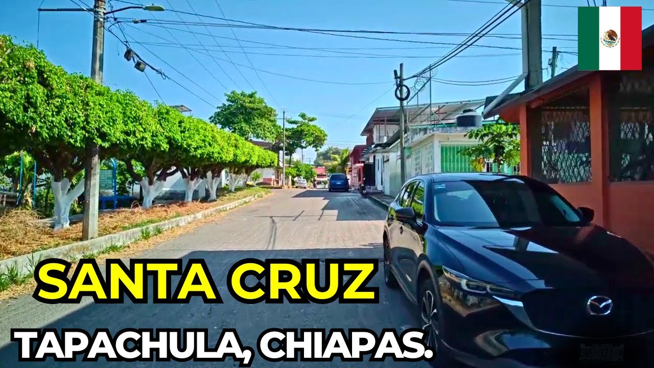 Caminando por la colonia Santa Cruz en Tapachula Chiapas, México.