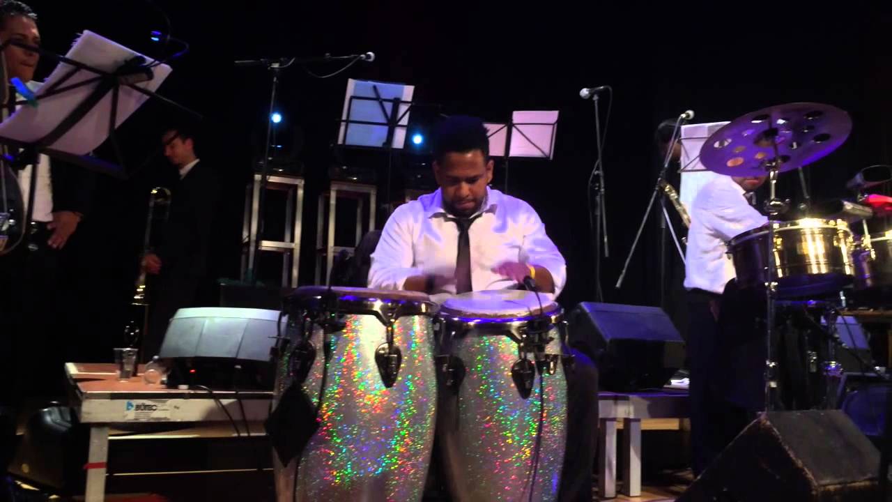 Edwin Sanz, percusion in Murten - Mercado Negro 24.5.2014