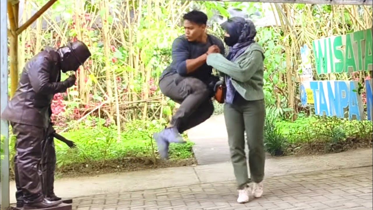 Sumpah..!! reflek nya bikin malu..😂 prank patung hidup..!!!