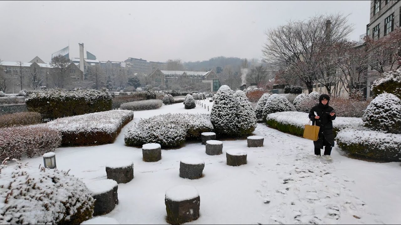 [4K HDR] Taking a walk at Ewha Womans University in snowy Seoul, Road View | Korea Travel Walker