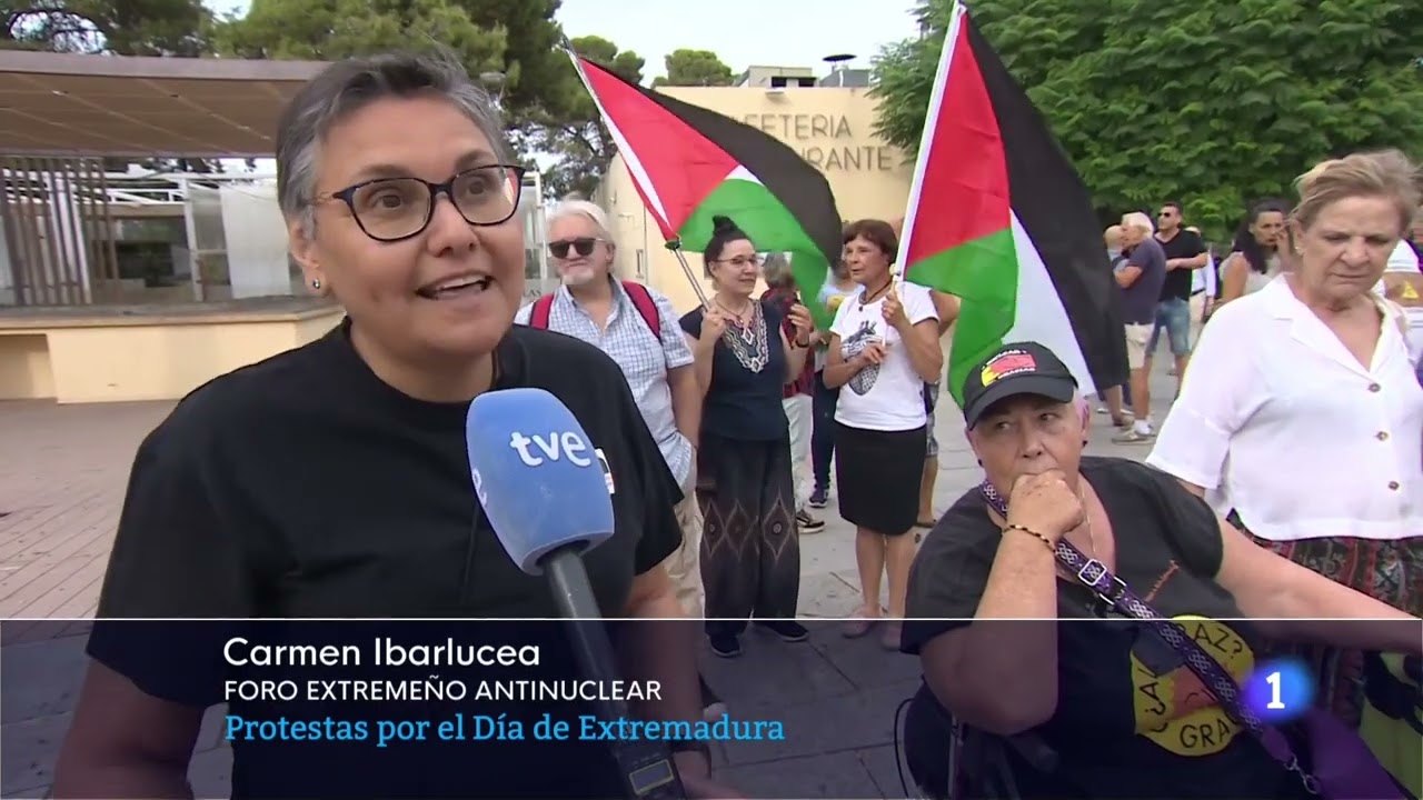 Protestas por el día de Extremadura a las puertas del teatro - (2024 Septiembre)