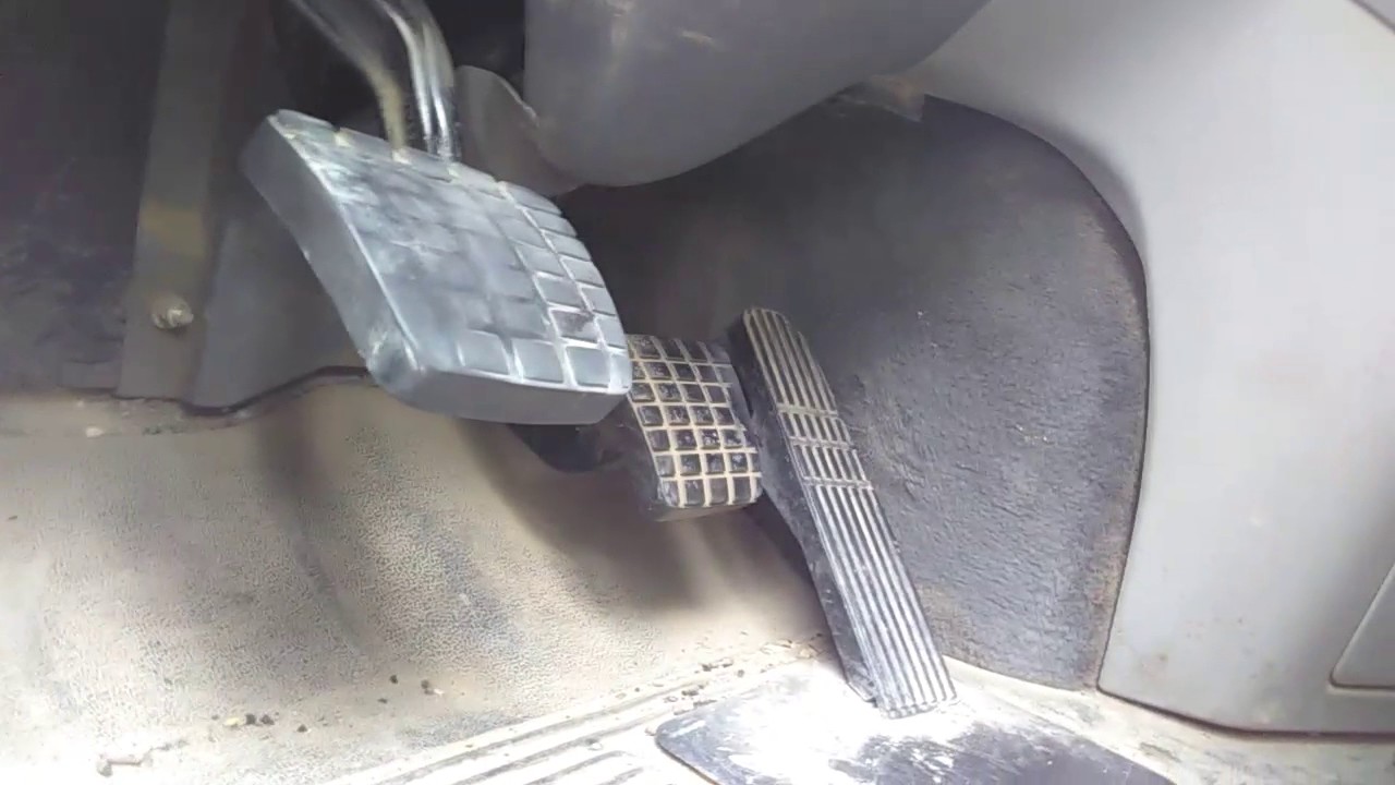 Como revisar el pedal del clutch ( embrage) con la mano