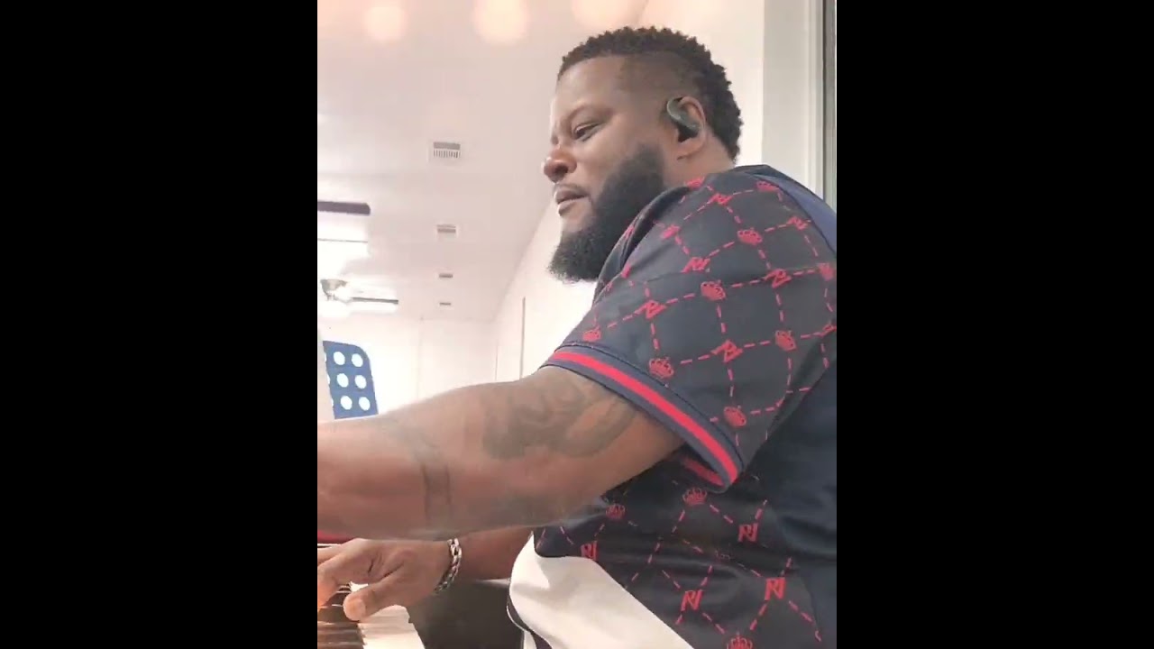 Sam on Keys 🎹 🎶 🎵 🎼 