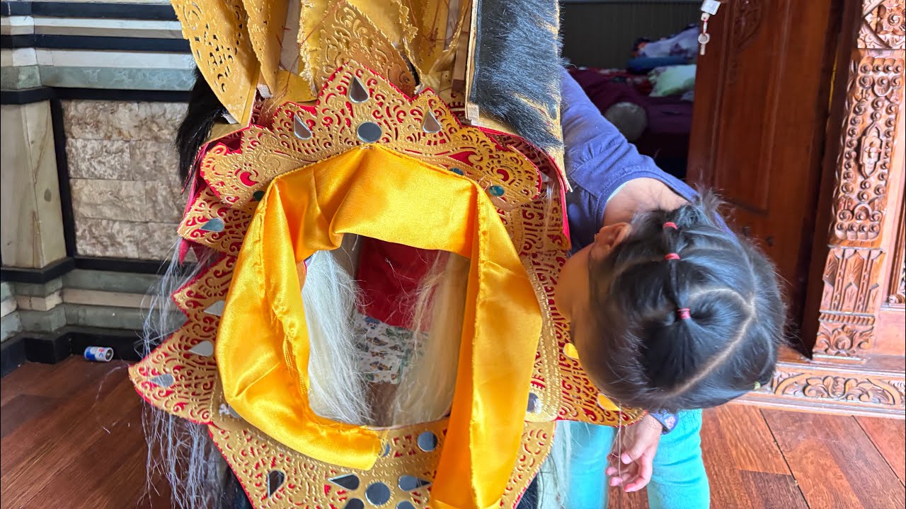Khana bermain barong bersama teman teman