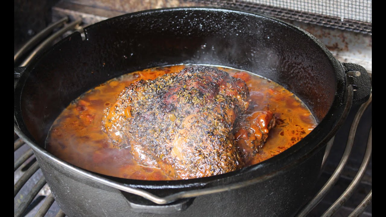 Wildschweinkeule mit Brezenknödel und Preiselbeer-Rotkohl