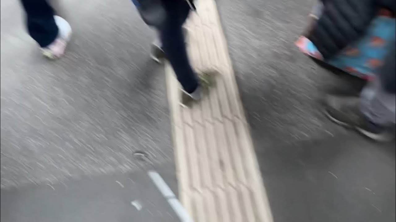 Fremde Frau hat mir geholfen.￼￼ LEITSTREIFEN FREIHALTEN!