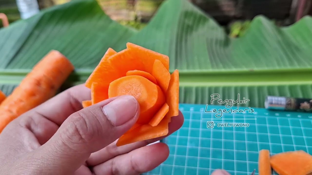 Coba tau dari dulu , membuat garnish dari wortel , tumpeng jadi laris banget