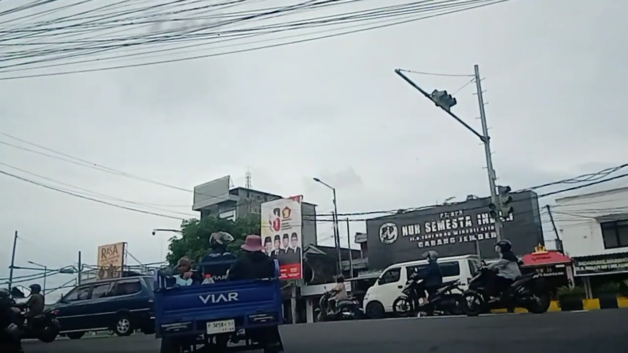 Поездка в кампус Unej в Джембере.