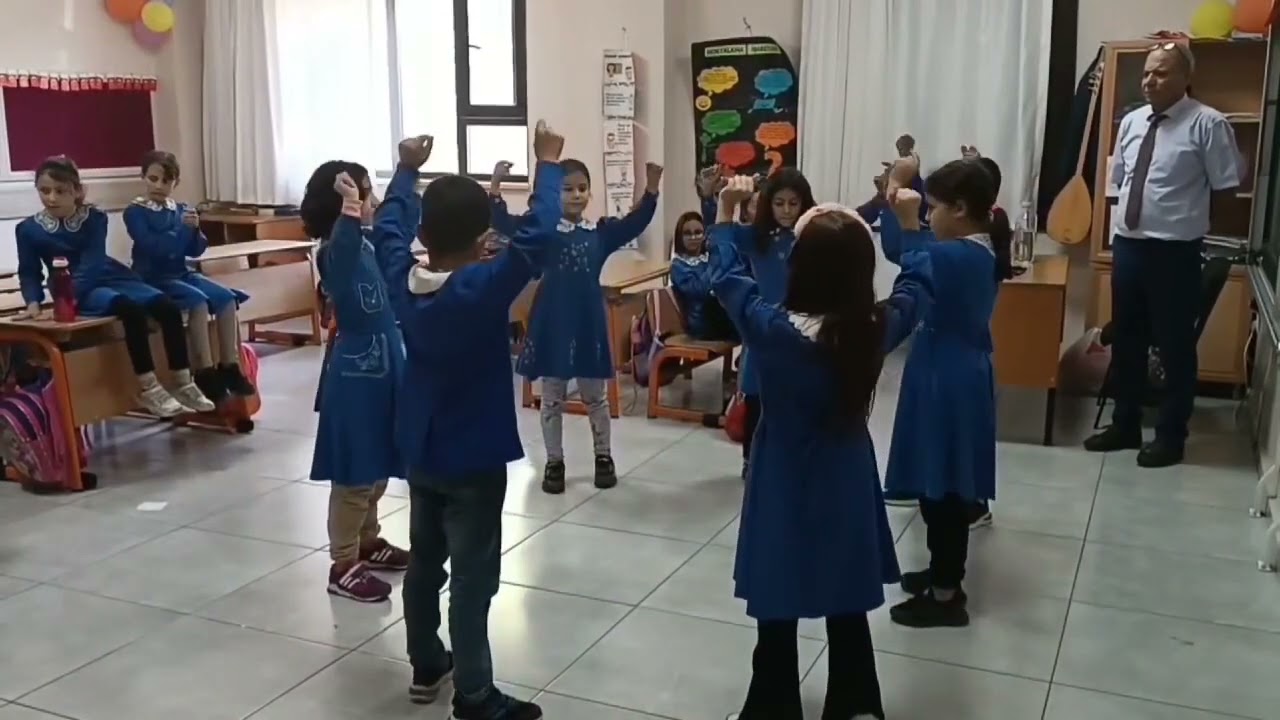 Burdur Merkezde Çatağıl İlkokulu'ndaki Öğrencilerden Serenler Zeybeği