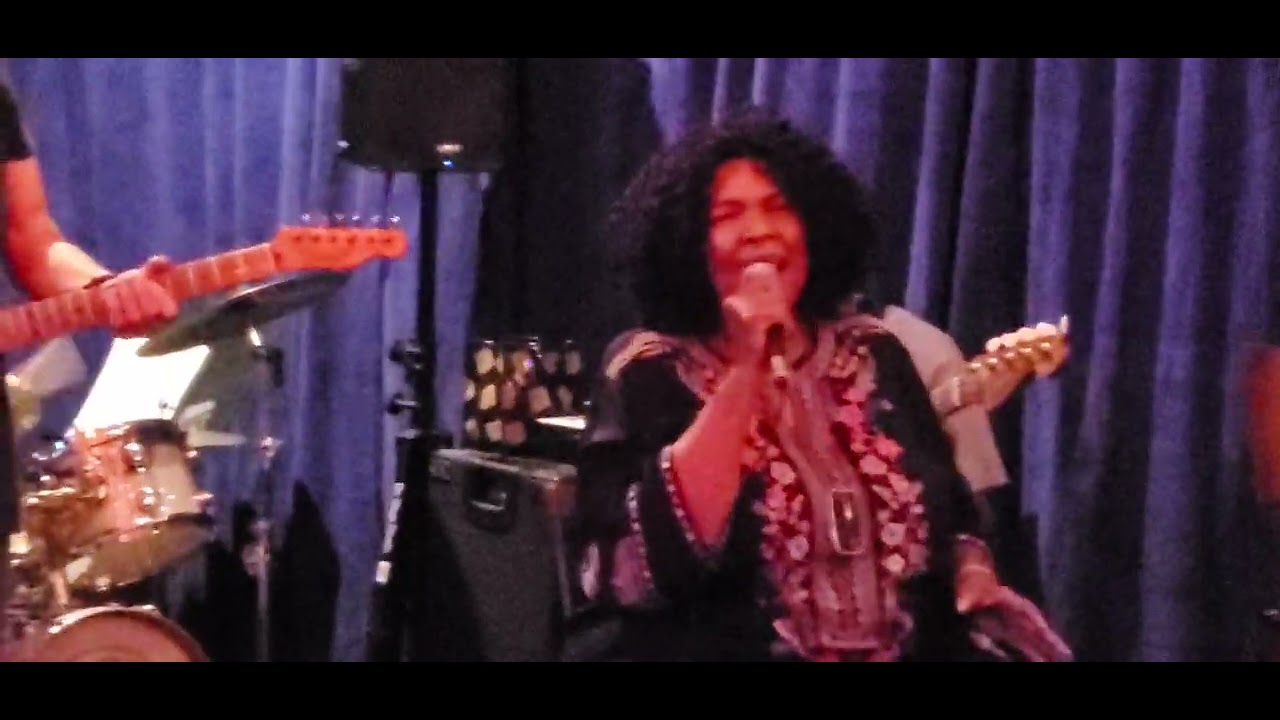 Maxayn Lewis & The Cookies blues rock cover of 'Everybody Wants To Rule The World' at 1881 Pasadena