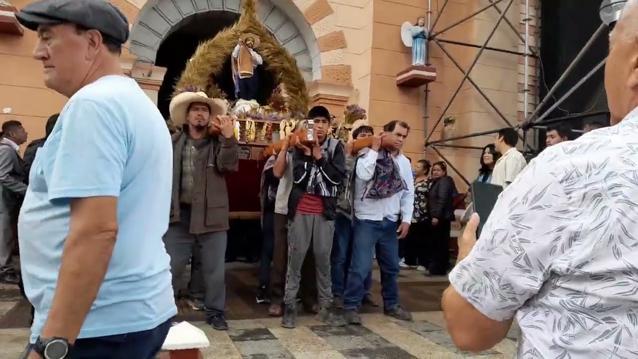 SAN ISIDRO SALE EN PROCESION DE LA IGLESIA MATRIZ DE SUCRE