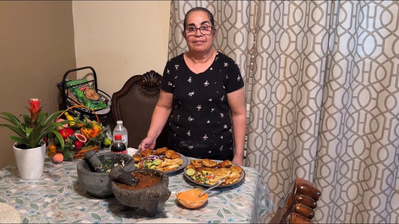 Haciendo Un Rico Pescado Empanizado Con Salsa De Molcajete 