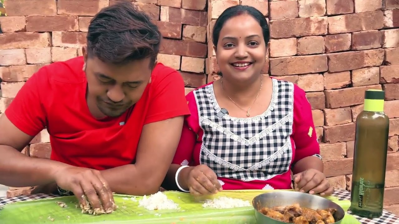 Eating Show - অনেকদিন পরে বাড়ির উঠোনে বসে কলাপাতায় লাঞ্চ করলাম | Mutton Kosha | Dim Begun Vorta