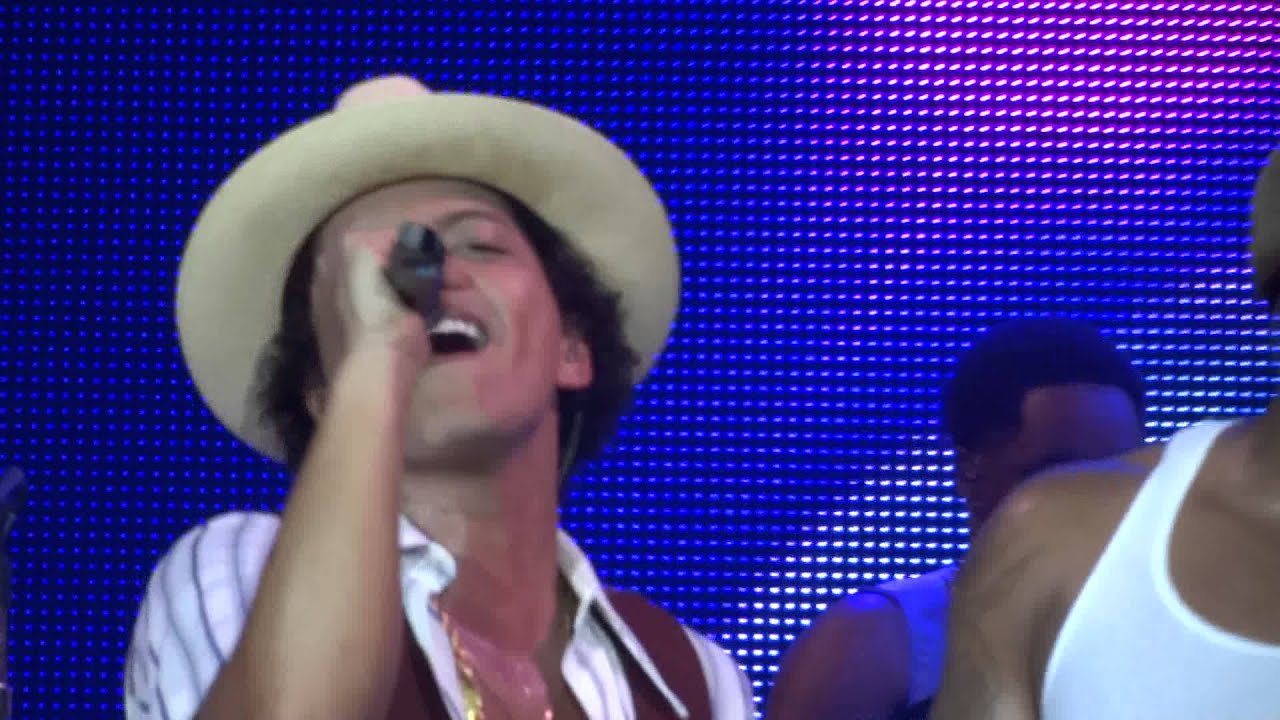 Bruno Mars - Just The Way You Are - live Sheffield 12 october 2013 - HD