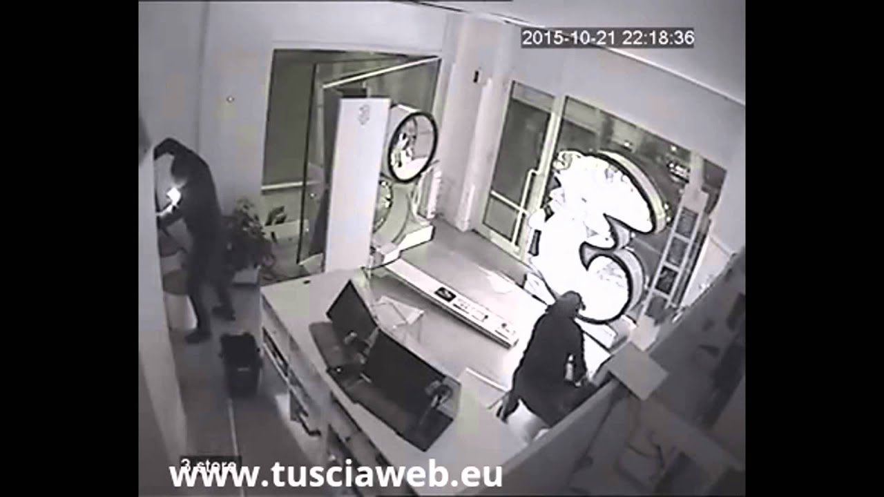 Guarda i ladri in azione  - Sfondano vetrina e rubano cellulari