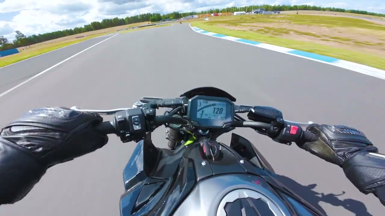 Kawasaki Z900 Track Day with Epic Crash Save! Chasing Yamaha R6 - Best Lap 02:13