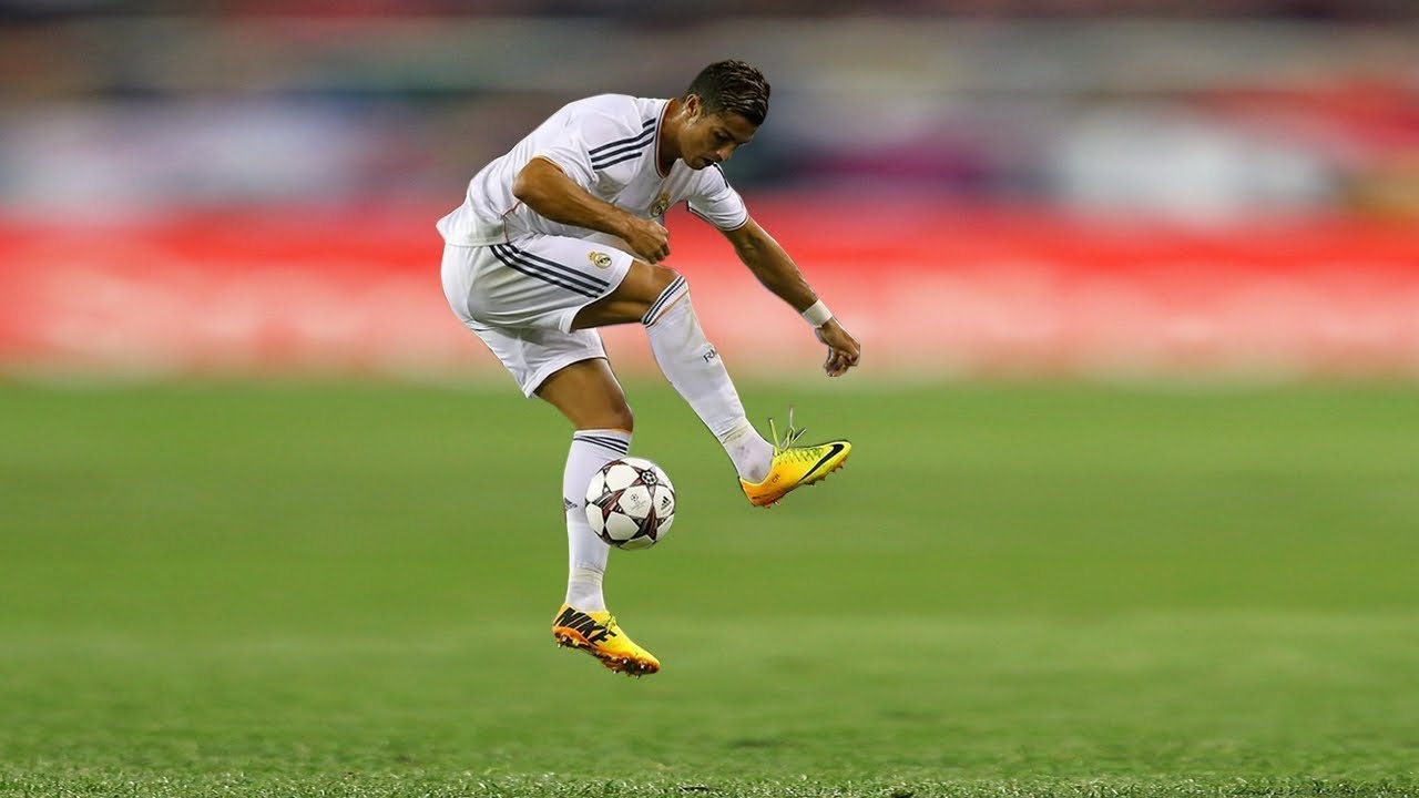 Cristiano Ronaldo ● Amazing Freestyle Show