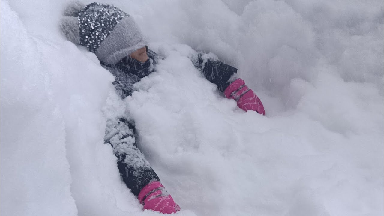 Canadian snow storm//kids enjoy with snow ❄️ Canadian kids like a polar bear 🐻