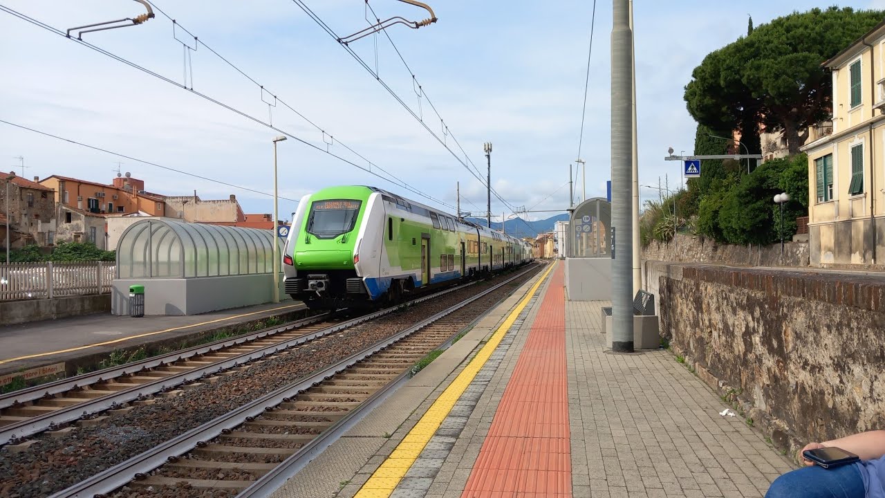 Transiti, arrivi e partenze mattutine alla stazione di Ceriale