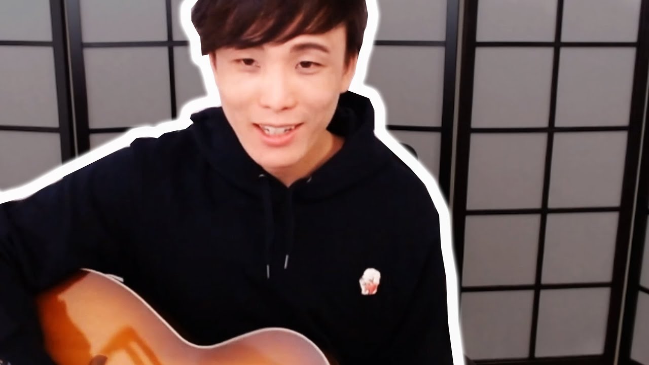 Sykkuno plays on the acoustic guitar for the first time