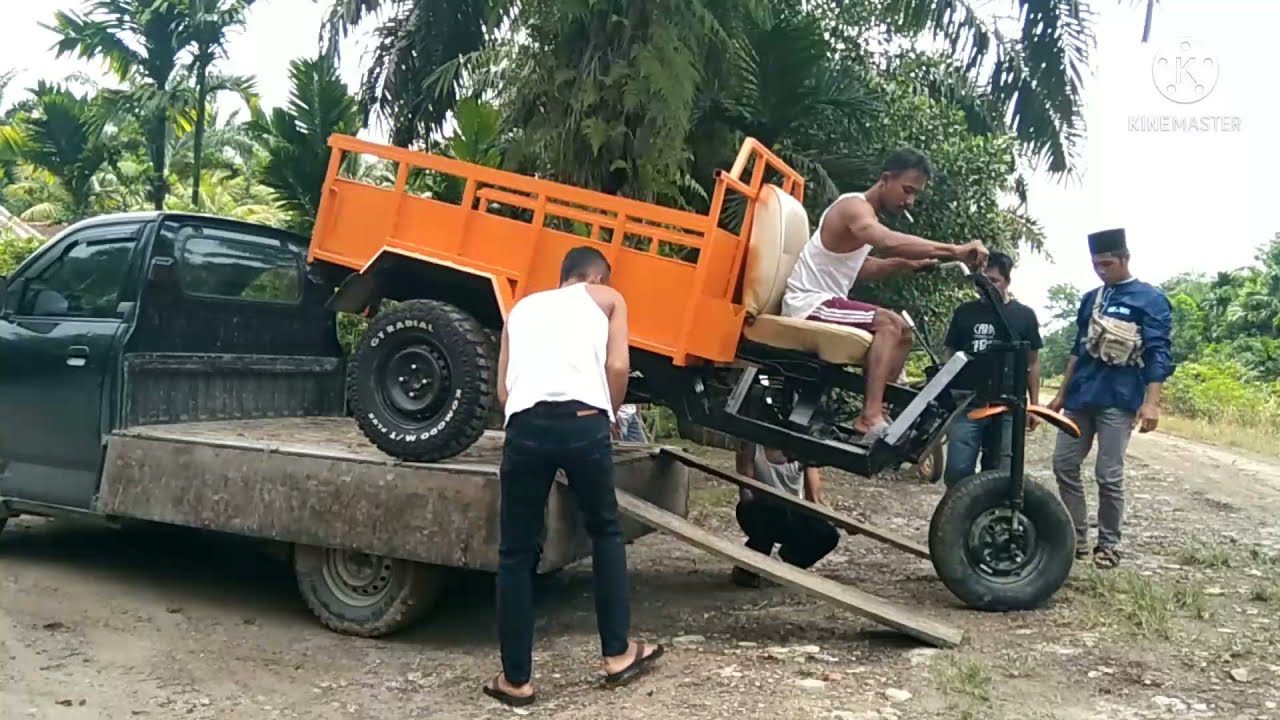 peroses menaikan gerobak langsir ke mobil cerry pikap.,