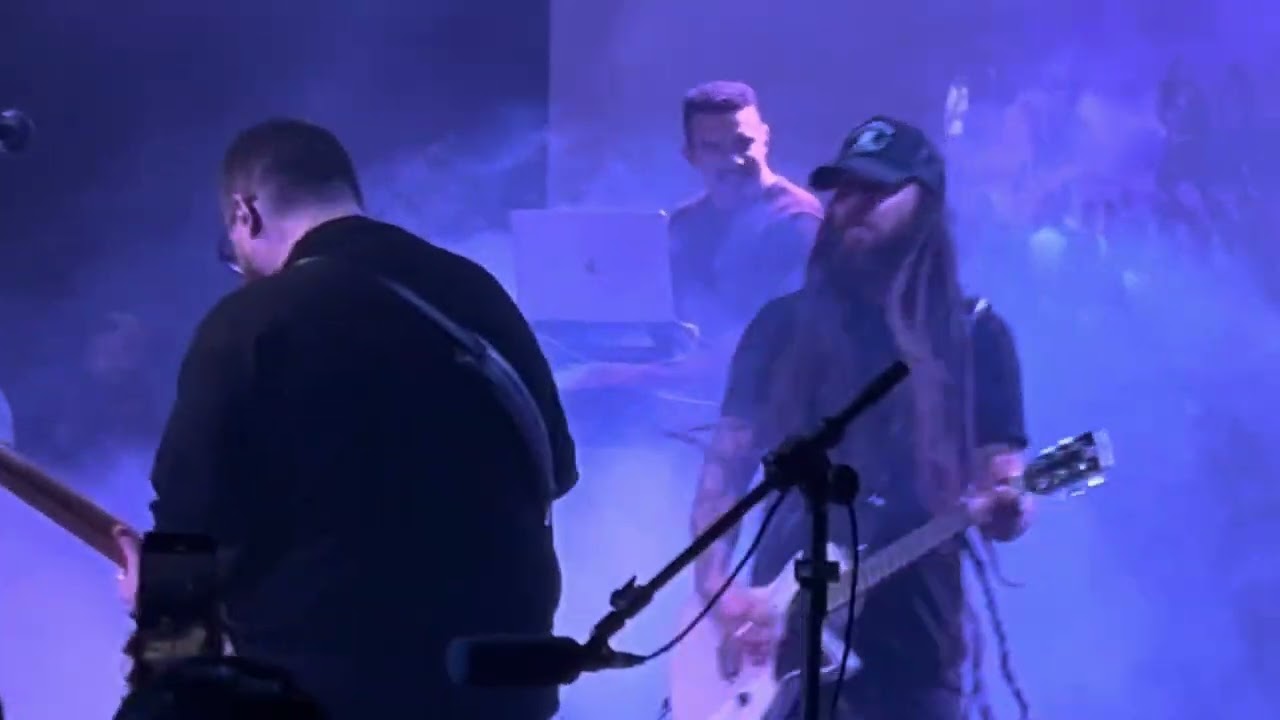 Rodolfo Abrantes e Victor Pradella tocando RODOX (microfonia tour Curitiba)