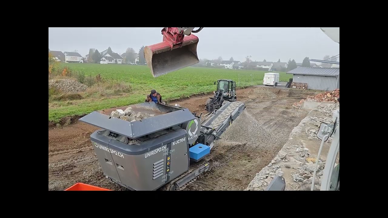 Mobilbrecher, Backenbrecher mit Bauschutt im Einsatz