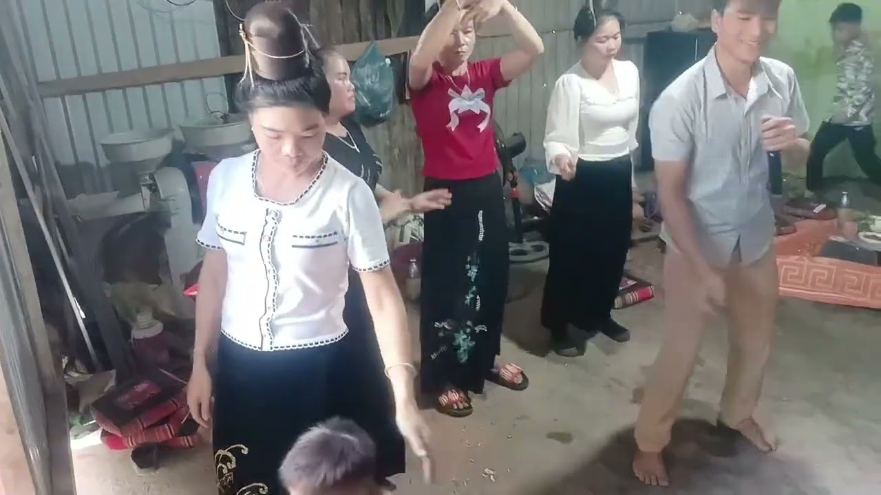 Nhạc sàn máy anh em trong xóm Lai Châu 