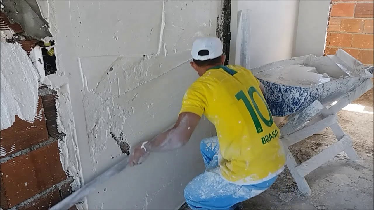 Aplicação do gesso na parede 